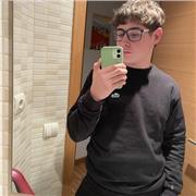 Joven con la eso apto para ayudar a estudiantes de primaria o infantil